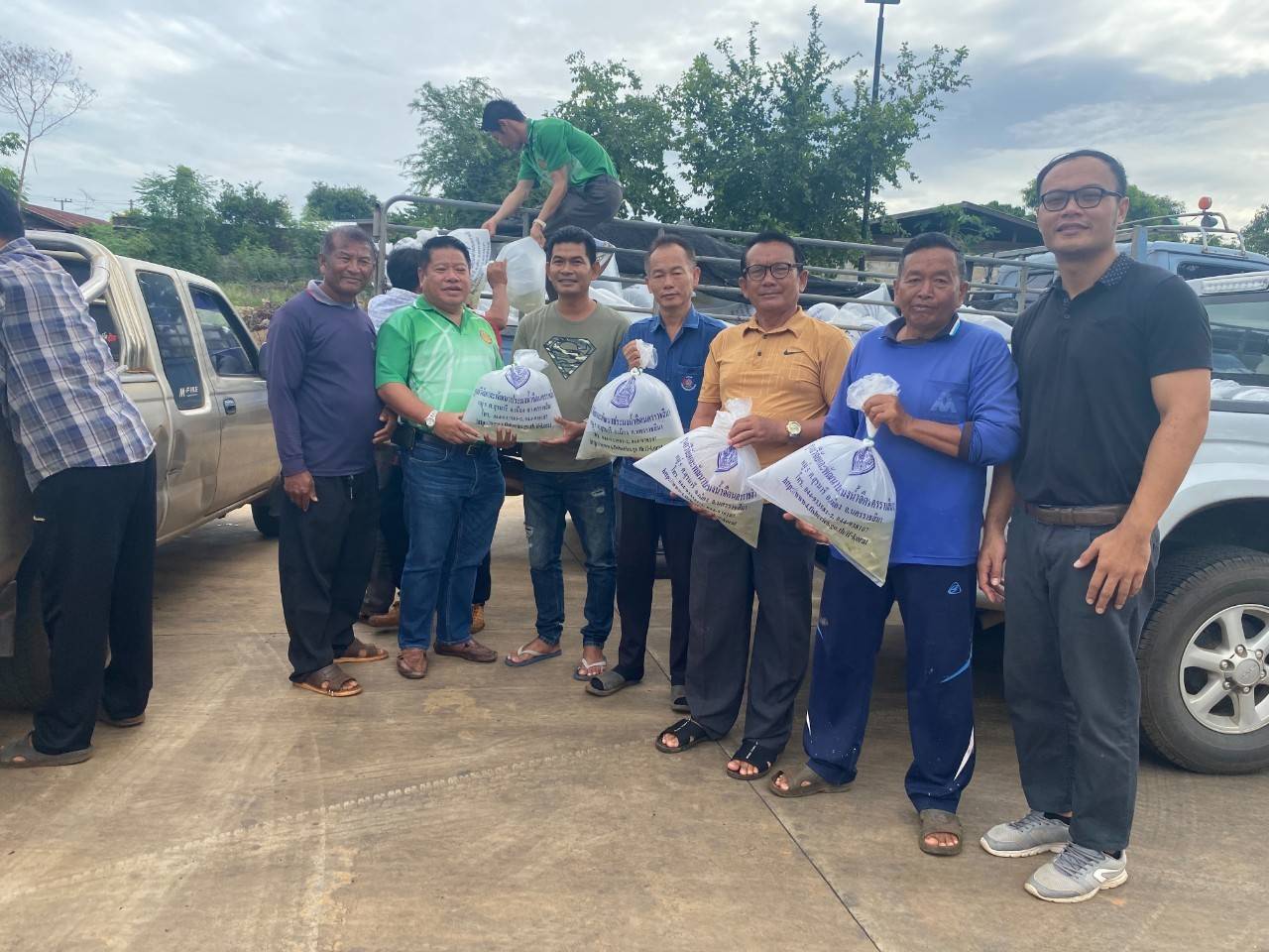 ?พช.ครบุรี ได้รับการสนับสนุนพันธุ์ปลาตะเพียนจากศูนย์วิจัยและพัฒนาประมงน้ำจืดนครราชสีมา จำนวน 40 ถุง รวมทั้งหมด 4000 ตัว